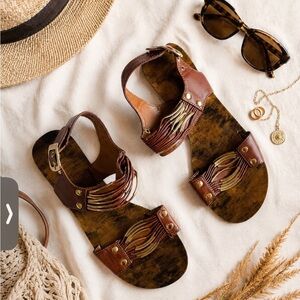 Chinese Laundry brown/ gold strappy flat sandal ❤️ size 7